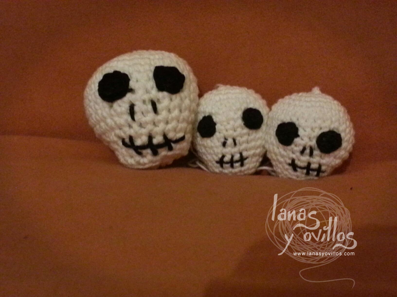 hallloween skull amigurumi crochet free pattern with video tutorial