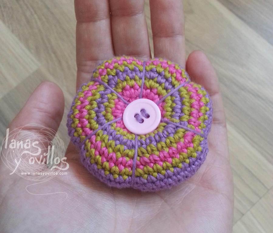 flower pinchushion crochet free pattern with video tutorial