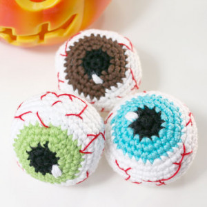 bloody eyes halloween amigurumi free crochet pattern