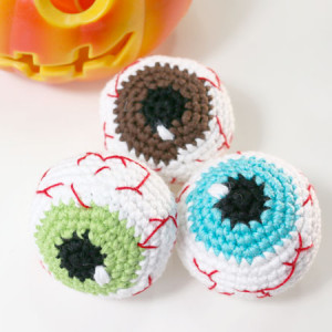 bloody eyes halloween amigurumi free crochet pattern